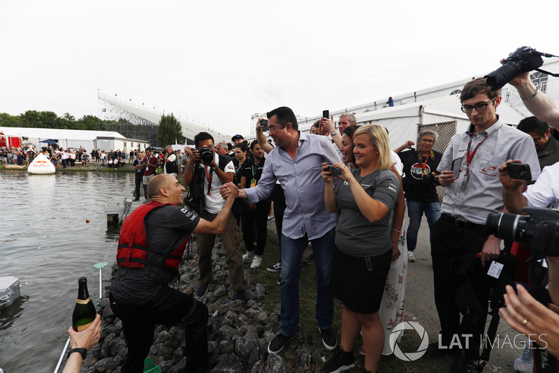 El equipo de balsa de McLaren celebra la victoria
