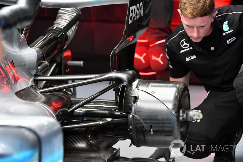 Mercedes-Benz F1 W08 rear wheel hub