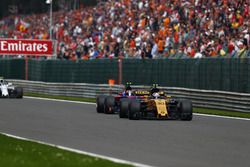 Jolyon Palmer, Renault Sport F1 Team RS17, Carlos Sainz Jr., Scuderia Toro Rosso STR12