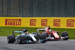Lewis Hamilton, Mercedes AMG F1 W08, Sebastian Vettel, Ferrari SF70H