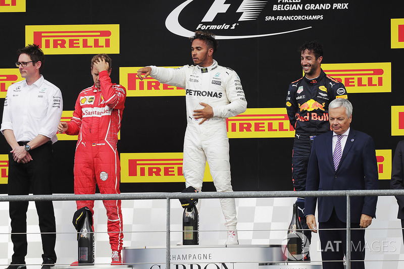 Podio: il vincitore della gara Lewis Hamilton, Mercedes AMG, il secondo classificato Sebastian Vettel, Ferrari, il terzo classificato Daniel Ricciardo, Red Bull Racing e Andrew Shovlin, Chief Race Engineer, Mercedes AMG