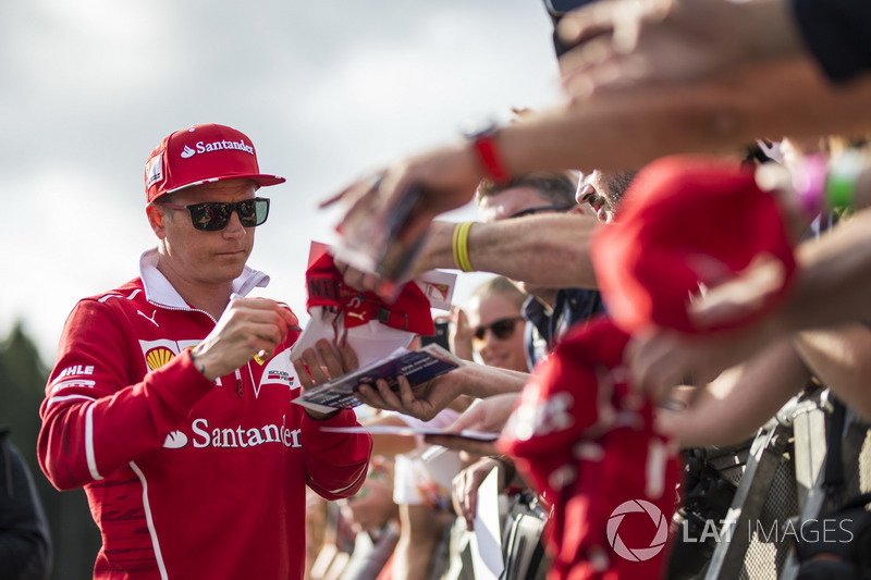 Kimi Raikkonen, Ferrari signs autographs for the fans