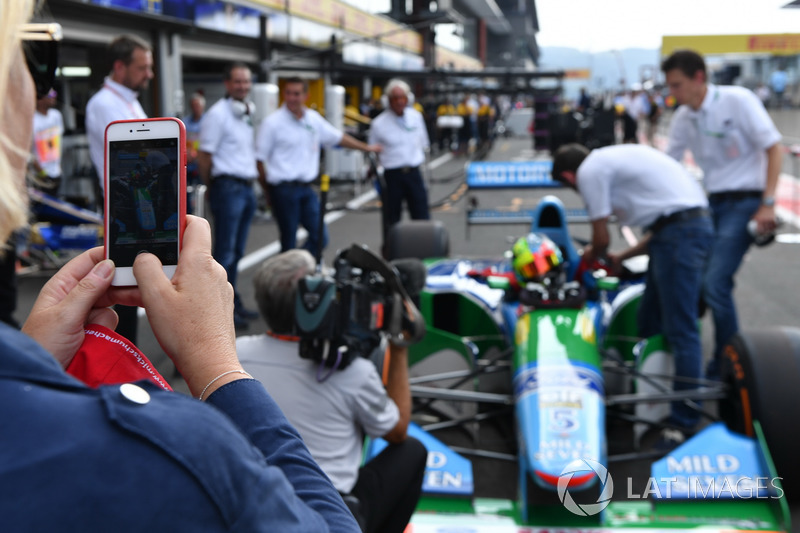 Sabine Kehm, scatta una foto a Mick Schumacher, Benetton B194
