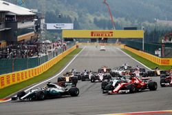 Start action, Lewis Hamilton, Mercedes AMG F1 W08 leads