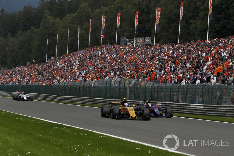 Jolyon Palmer, Renault Sport F1 Team RS17, Carlos Sainz Jr., Scuderia Toro Rosso STR12