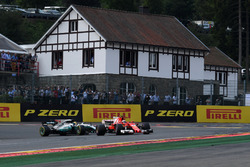 Kimi Raikkonen, Ferrari SF70H precede Lewis Hamilton, Mercedes-Benz F1 W08