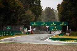 La piste humide dans la chicane Ascari