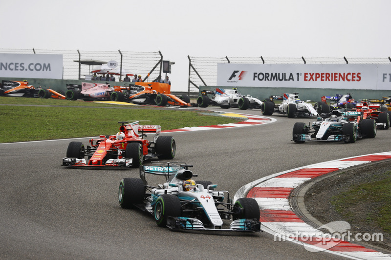 Lewis Hamilton, Mercedes AMG F1 W08, lidera a Sebastian Vettel, Ferrari SF70H, Valtteri Bottas, Merc