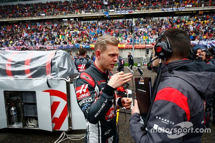 Kevin Magnussen, Haas F1 Team, en la parrilla