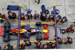 Daniel Ricciardo, Red Bull Racing RB13, makes a stop