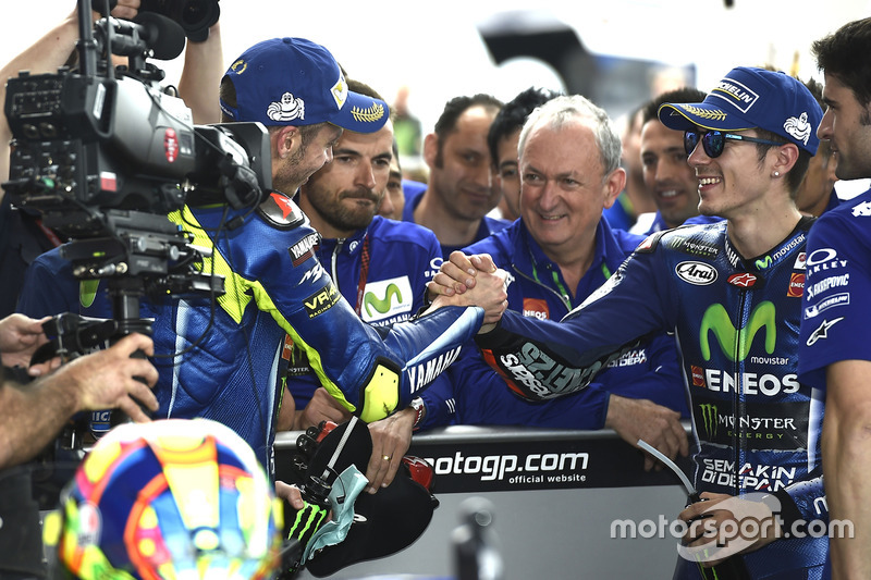 Valentino Rossi dan Maverick Vinales saling mengucapkan selamat