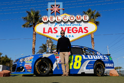 Jimmie Johnson, Hendrick Motorsports Chevrolet frente al anuncio de bienvenidos a Las Vegas