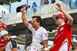Fernando Alonso, McLaren et Kimi Raikkonen, Ferrari lors de la parade des pilotes