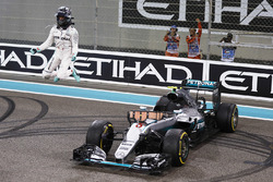 Second placed Nico Rosberg, Mercedes AMG F1 W07 Hybrid celebrates his World Championship at the end of the race