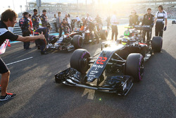 Jenson Button, McLaren MP4-31 on the grid