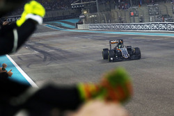 Nico Hulkenberg, Sahara Force India F1 VJM09 celebrates fourth place in the constructors championship as he passes the team at the end of the race