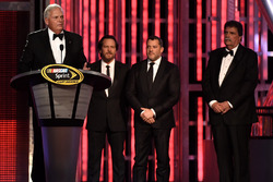 Rick Hendrick, músico Edddie Vedder, Tony Stewart y NASCAR Vicepresidente de la Junta Mike Helton
