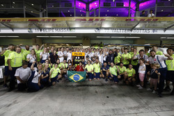 The team say a fond goodbye to Felipe Massa, Williams, after his final race for the team and in F1