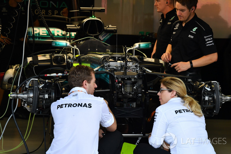 Mercedes-Benz F1 W08, sospensione anteriore