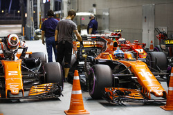 Stoffel Vandoorne, McLaren MCL32, Fernando Alonso, McLaren MCL32, arrive in Parc Ferm
