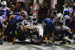 Felipe Massa, Williams FW40, in the pits to change a damaged rear right
