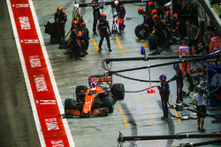 Stoffel Vandoorne, McLaren MCL32, leaves his pit box
