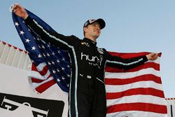 Гонщик Team Penske Chevrolet Джозеф Ньюгарден празднует титул чемпиона IndyCar 2017 года