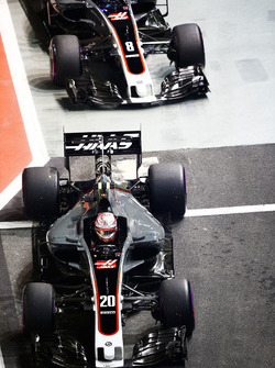 Kevin Magnussen, Haas F1 Team VF-17, Romain Grosjean, Haas F1 Team VF-17
