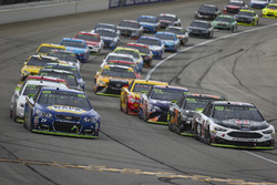 Kevin Harvick, Stewart-Haas Racing Ford and Chase Elliott, Hendrick Motorsports Chevrolet