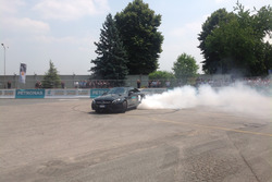 Valtteri Bottas si esibisce in un burn out sulla Mercedes C63 AMG