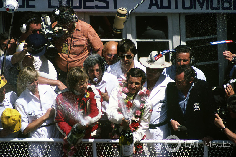 Podio: ganadores de la carrera Jacky Ickx, Derek Bell, Porsche 936/81