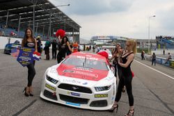 Gridgirls am Auto von  Borja Garcia, Racers Motorsport Ford