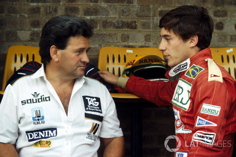 Ayrton Senna conversa com Allan Challis