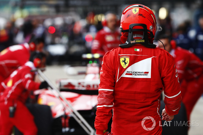 Механики Ferrari работают над SF70H Кими Райкконена