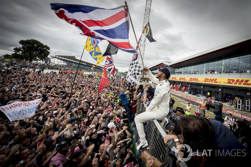 Ganador de la carrera Lewis Hamilton, Mercedes AMG F1, celebra la victoria con los aficionados