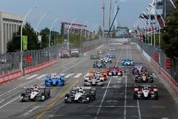 Start: Helio Castroneves, Team Penske Chevrolet, Simon Pagenaud, Team Penske Chevrolet lead