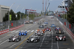 Start: Helio Castroneves, Team Penske Chevrolet, Simon Pagenaud, Team Penske Chevrolet lead