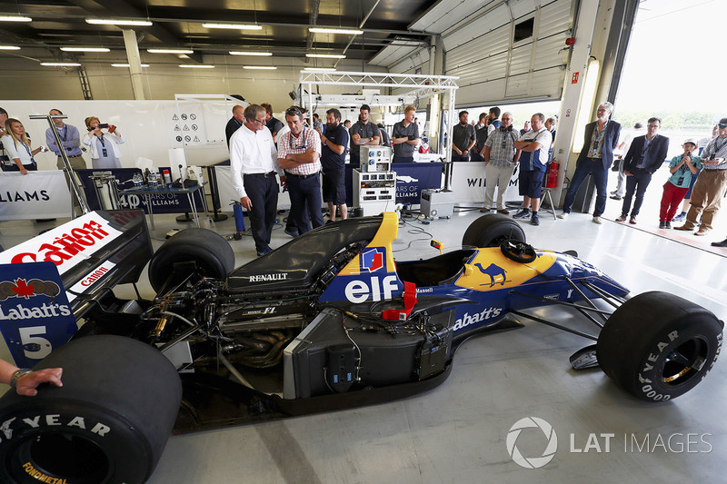 Nigel Mansell and Dickie Stanford stand next to a Williams FW14