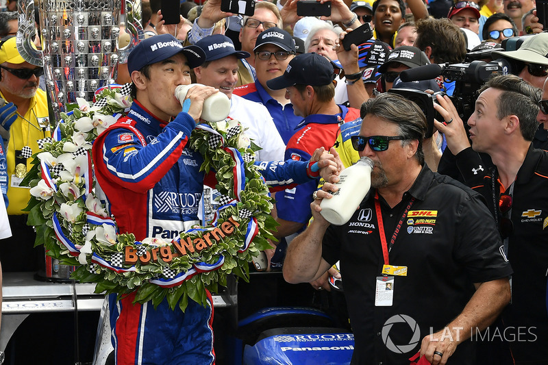 Takuma Sato, Michael Andretti, Andretti Autosport team owner celebrates the win in Victory Lane with milk