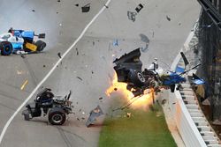 Scott Dixon, Chip Ganassi Racing Honda, Jay Howard, Schmidt Peterson Motorsports Honda zijn betrokken bij een zware crash