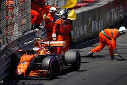 Crash: Stoffel Vandoorne, McLaren MCL32