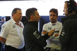 Fernando Alonso, McLaren, et Zak Brown, directeur exécutif du McLaren Technology Group, écoutent une conversation parmi les ingénieurs, avec Peter Prodromou