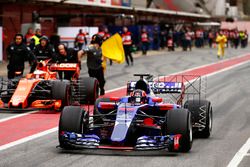 Daniil Kvyat, Scuderia Toro Rosso STR12 passe Stoffel Vandoorne, McLaren MCL32
