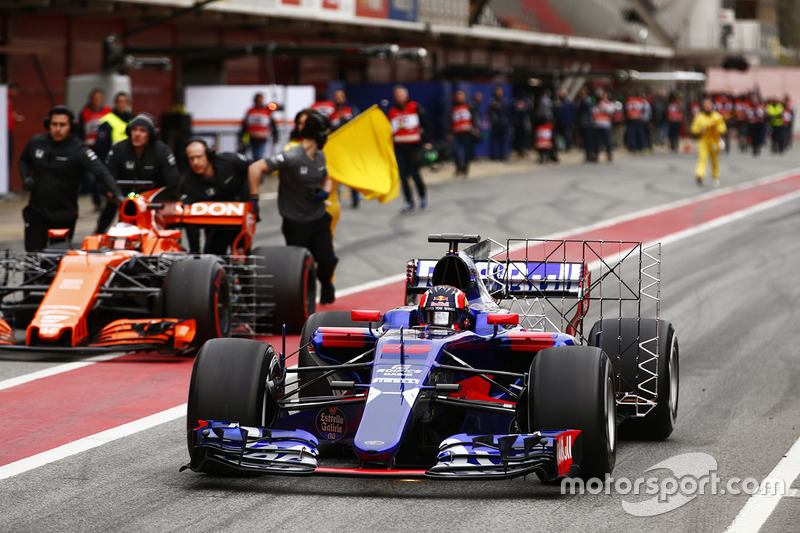 Daniil Kvyat, Carlos Sainz Jr., Scuderia Toro Rosso STR12 passes Stoffel Vandoorne, McLaren MCL32