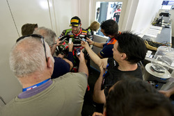 Le troisième, Tom Sykes, Kawasaki avec les médias