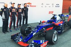 Teamchef Franz Tost, Daniil Kvyat, Carlos Sainz Jr., Technikchef James Key mit dem Toro Rosso STR12