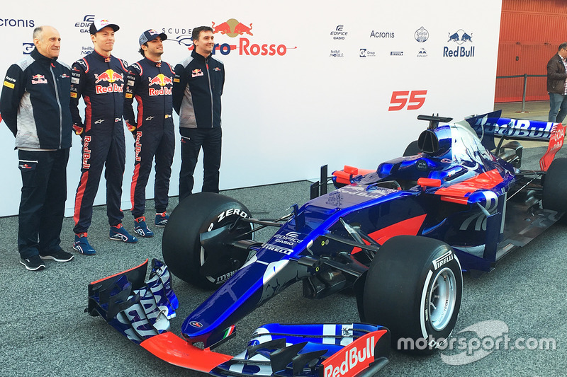 (L naar R): Franz Tost, Scuderia Toro Rosso Team Principal; Daniil Kvyat, Scuderia Toro Rosso; Carlo