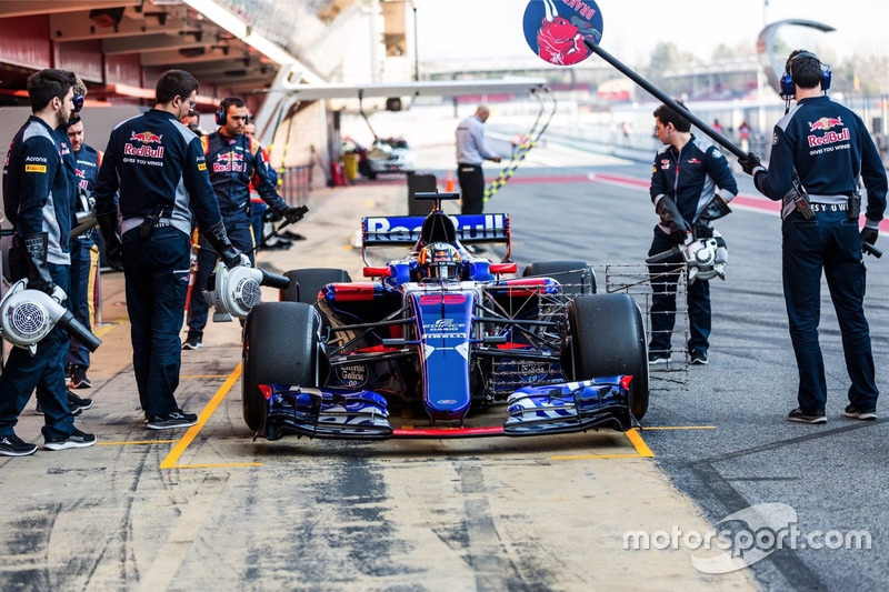 Carlos Sainz Jr., Scuderia Toro Rosso STR12 in Pit