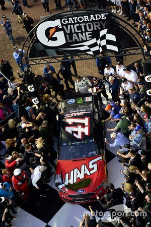 Kurt Busch, Stewart-Haas Racing Ford, tira en victoria después de ganar el Daytona 500