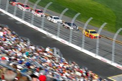 Race action, Joey Logano, Team Penske Ford leads